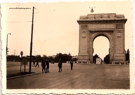 Arcul de Triumf Soldati germani pozand langa Arcul de Triumf