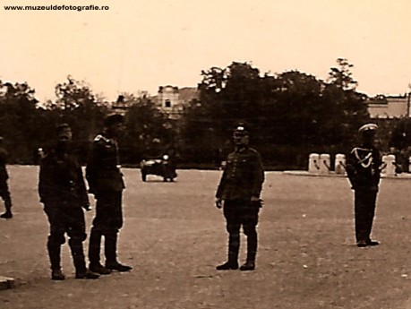 Soldati germani Cei trei militari par a fi tot cei din imginea de la Universitate. In dreapta lor, in centrul imaginii, vedem si un politist ce se ocupa de circulatie.