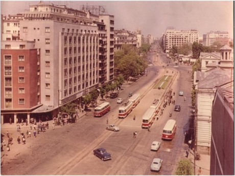 Coltea, Strada Doamnei si Piata Universitatii in anii 50-60. Intersectia nu mai avea rond, dupa demolarea statuii iui Bratianu.