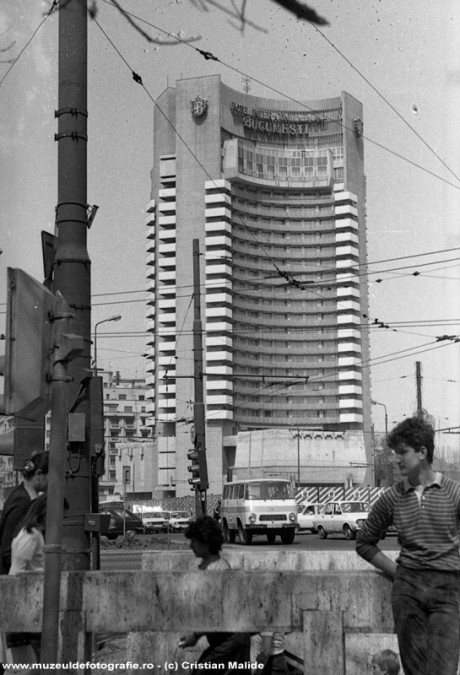 Hotelul Intercontinental in 1985. La baza lui se vad panourile marcate "M" ce ascund lucrarile de la metrou.