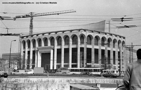 Cladirea Teatrului National De remarcat ca fatada este neterminata inca nu sunt montate ferestrele enorme de pe fatada. Macaraua ne atara ca probabil cladirea se afla in etapa finala a extinderii incepute in 1983.