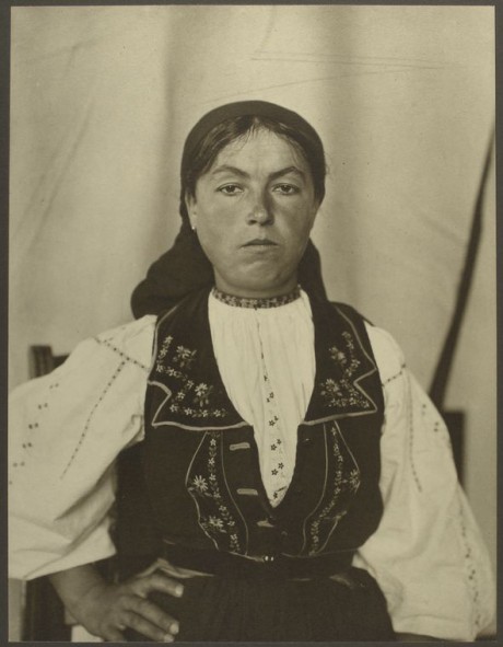 Romanian woman - ca. 1906-1914 - (c) NYPL - Image ID: 418028 