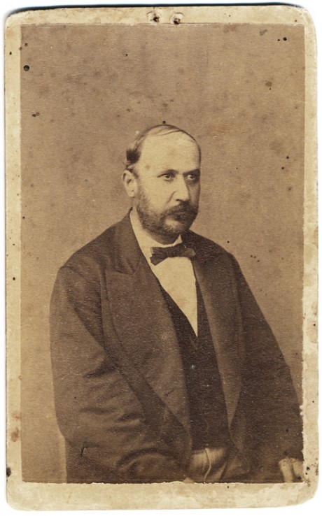 f_may Fotografie de F. May in studioul din Târgul Ocna. Pe verso este notat: Lascăr Gheorghiu în etate de 69 ani. Decedat în 14 aprilie 1903 la Tg-Ocna."