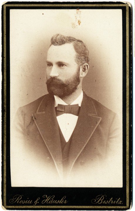rosiu_hausler Portret realizat de Rosiu & Hausler cu atelier la Bistrița. Pe verso este notat: "Manu Gavril 1890"